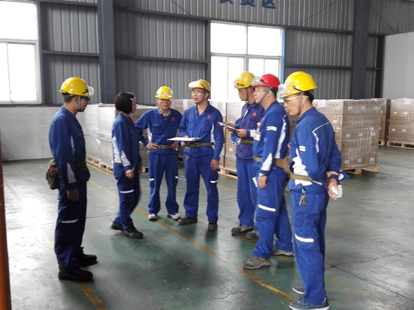 黃經理、標辦人員、安環人員為庫房安全整改工作做指導_副本.jpg
