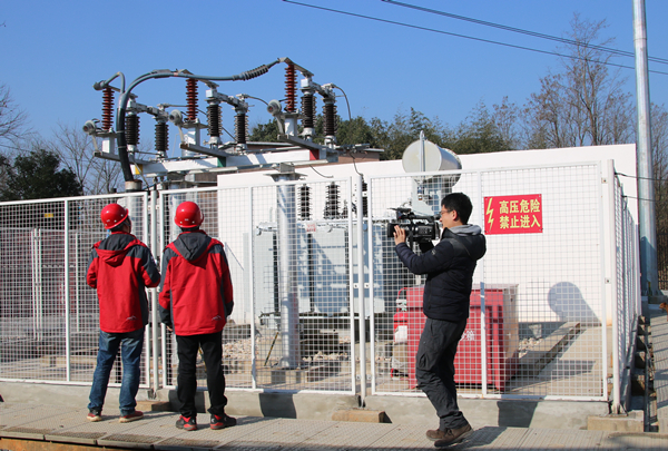 央視記者走進懷寧”漁光一體“項目變壓站（600大小）.jpg
